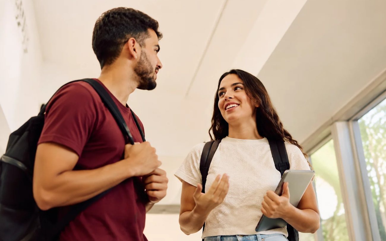 Grupo pequeno lendo folhas de argumentos em volta de uma mesa comprida